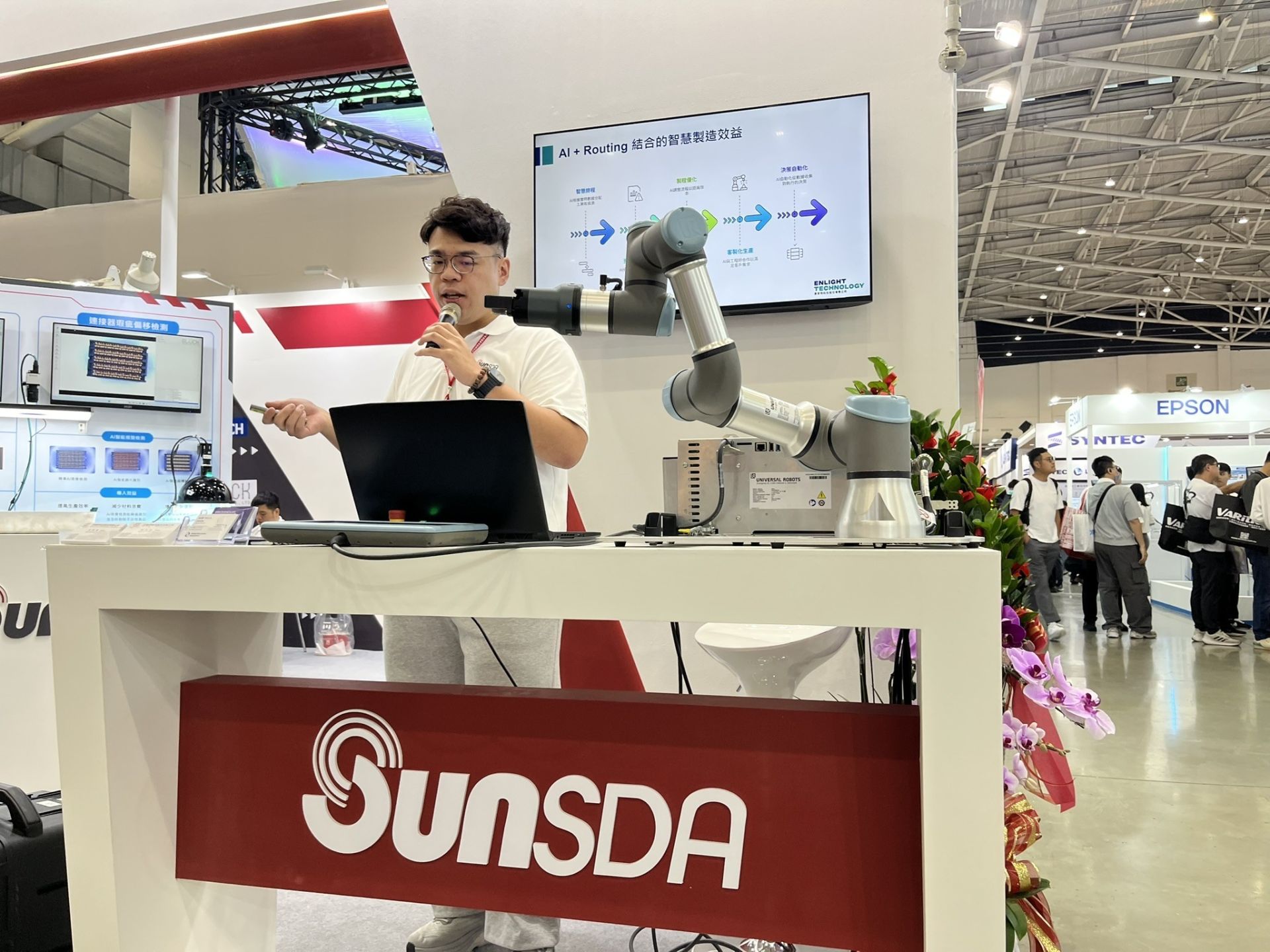 昇捷頌顧問為國際買家解說標準化數據中樞方案