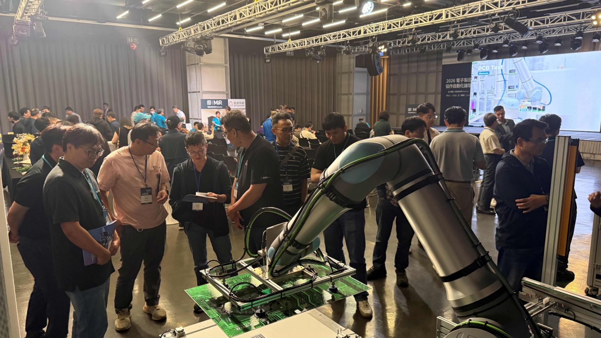 大尺寸PCBA精密無損取放方案實機運作特寫