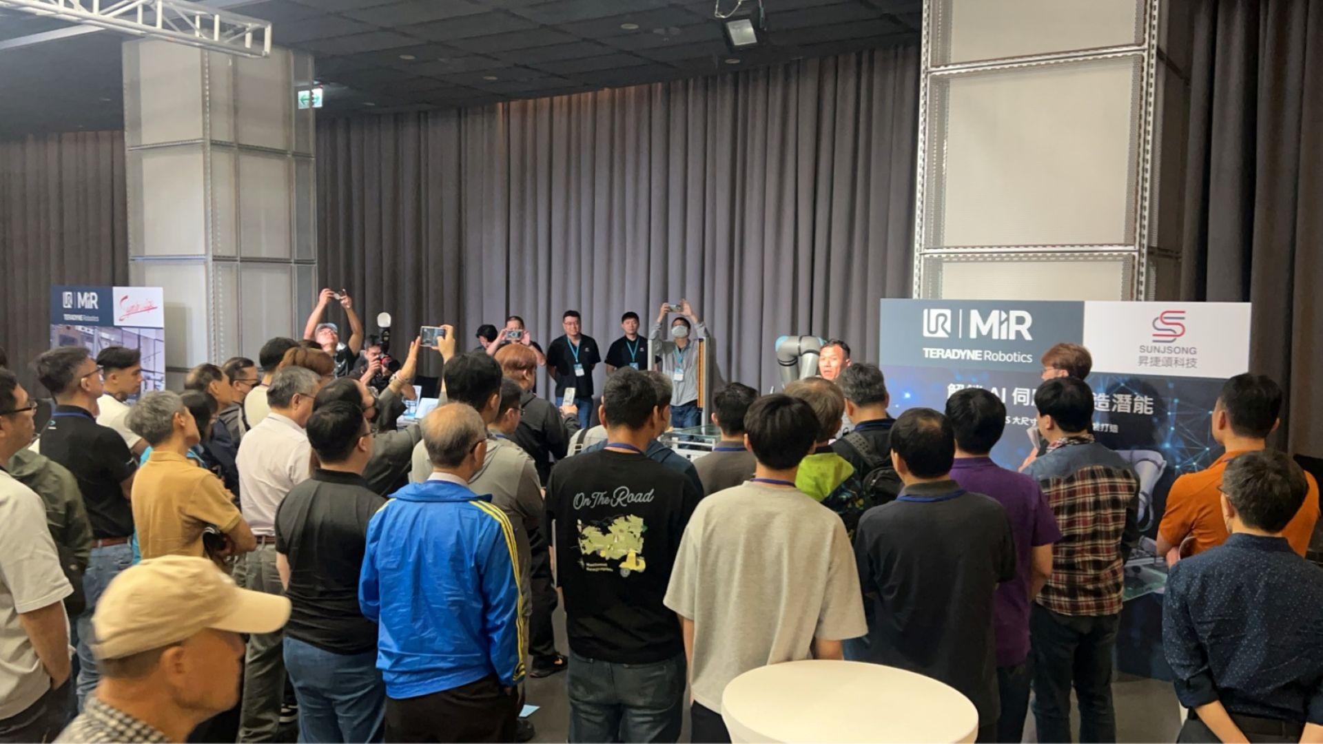 現場來賓觀摩UR協作手臂大尺寸PCBA吸取演示