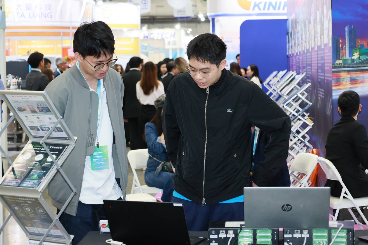 Sunjsong 技術專家向訪客講解 SMT 產線整合 Demo Sunjsong 技術專家向訪客講解 SMT 產線整合 Demo